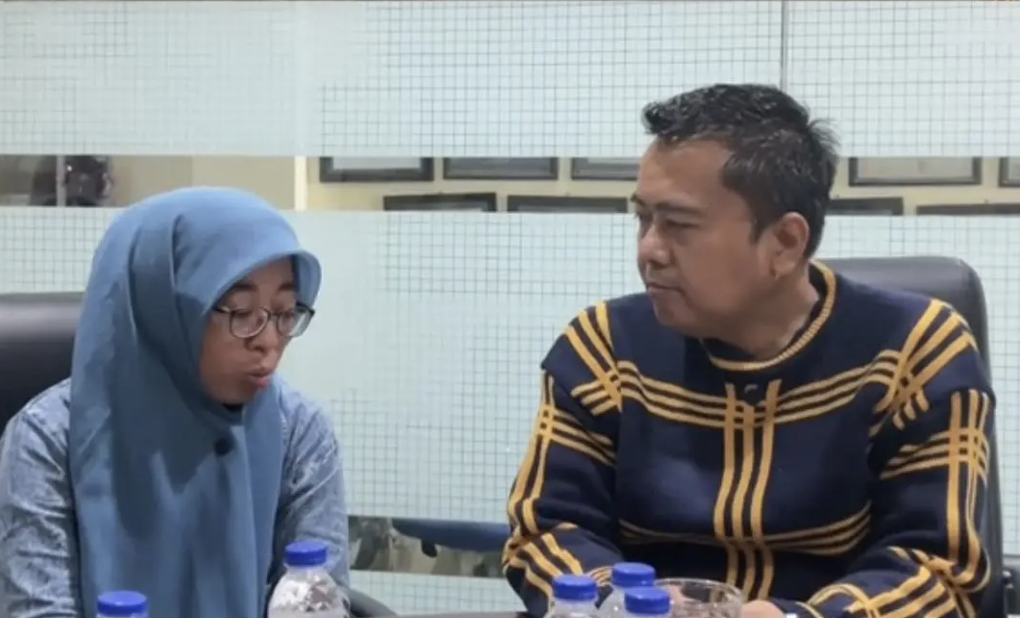 Guru Nur Aini saat curhat ke Cak Sholeh. (TikTok/@caksholeh77)