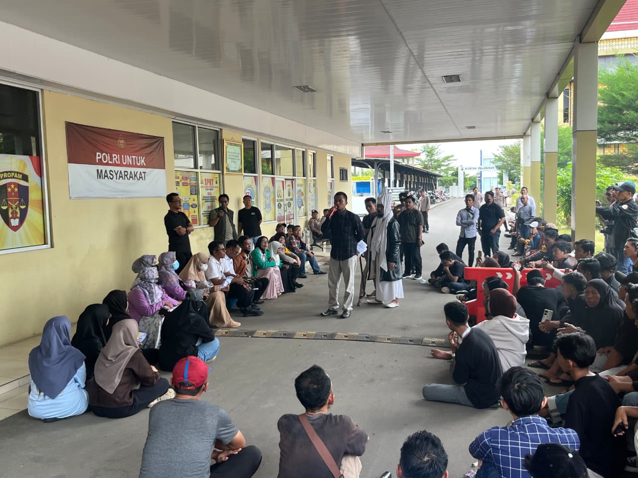 BERAKHIR DAMAI: Massa aksi saat melakukan demo di Mapolres Sumenep.&nbsp;