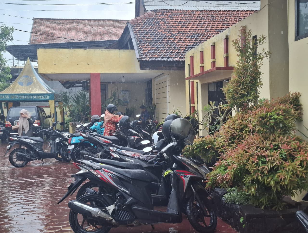 MEGAH: Masyarakat hendak keluar dari kantor dinsos P3A di Jalan Asoka, Pajagalan, Kecamatan Kota Sumenep, Kamis (20/11).&nbsp;