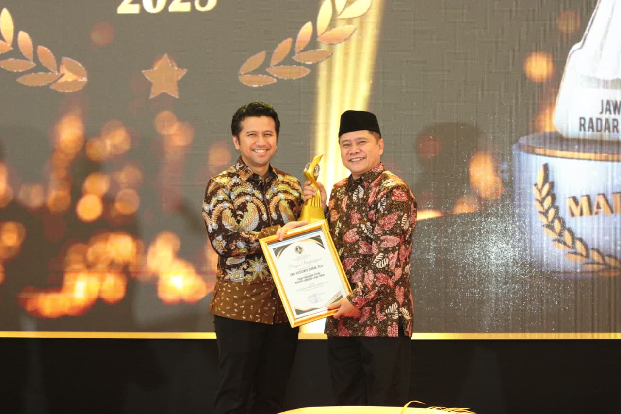 DIAPRESIASI: Wagub Jatim Emil Elestianto Dardak menerima penghargaan Tokoh Penggerak Industri Hasil Tembakau dari direktur JPRM Abdul Aziz, Senin (29/12) malam.&nbsp;