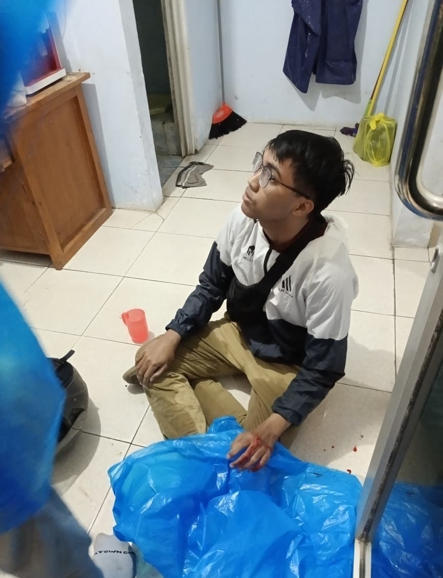 TAK BERDAYA: Korban Abdul Rojak Jaelani ditolong warga usai dibegal di Jalan Raya Telang, Kamal, Bangkalan, Sabtu (27/12) malam.&nbsp;