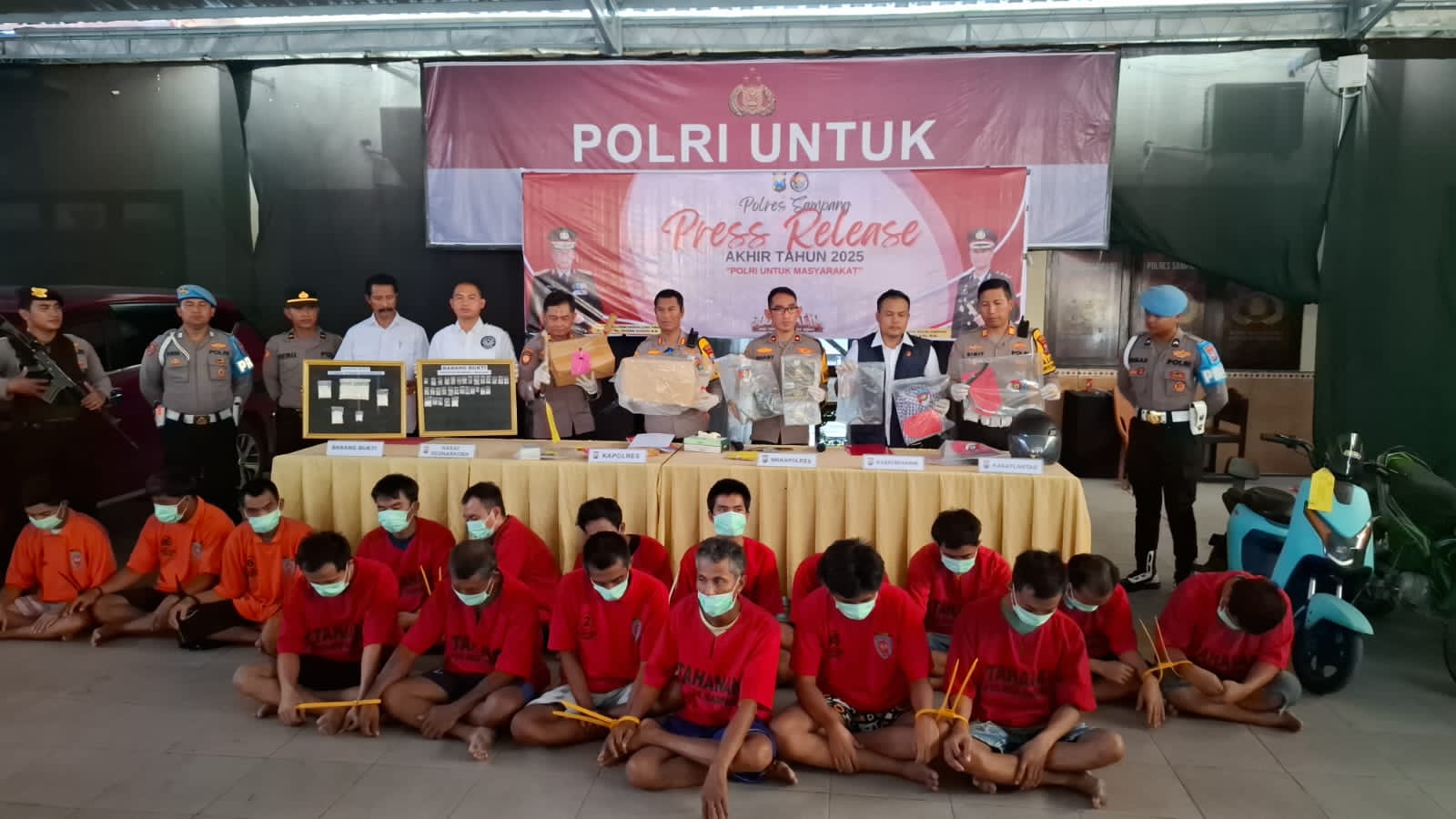 MELANGGAR HUKUM: Tangan para pelaku tindak pidana diborgol di Polres Sampang, Senin (29/12).&nbsp;