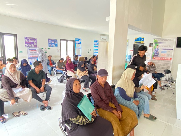 LAYANAN PUBLIK: Pengunjung saat mengantre di pelayanan di kantor Disdukcapil Sampang&nbsp;Selasa (30/12).&nbsp;