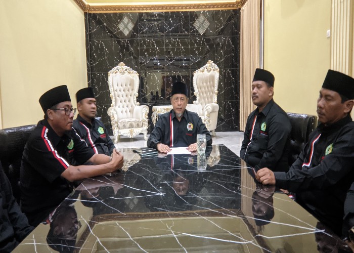 Ketua IKAMA, Mohammad Rawi saat melakukan konfrensi pers menyikapi viralnya kasus nenek Elina di surabaya yang diusir oleh salah satu oknum anggota Madas.