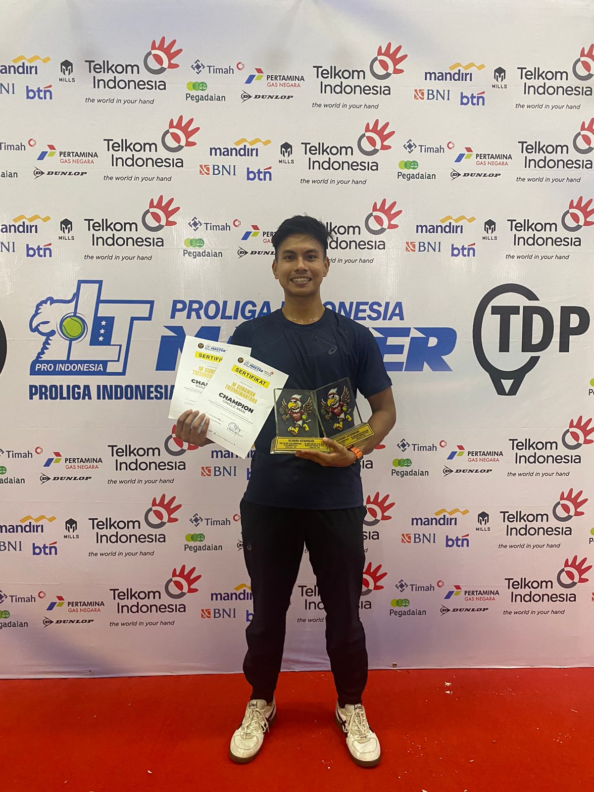 KEBANGGAAN WARGA SAMPANG: M. Gunawan menunjukkan penghargaan yang diperolehnya dari Kejurnas Proliga Indonesia Master 2025 PP Pelti di Jakarta, Minggu (28/12).&nbsp;
