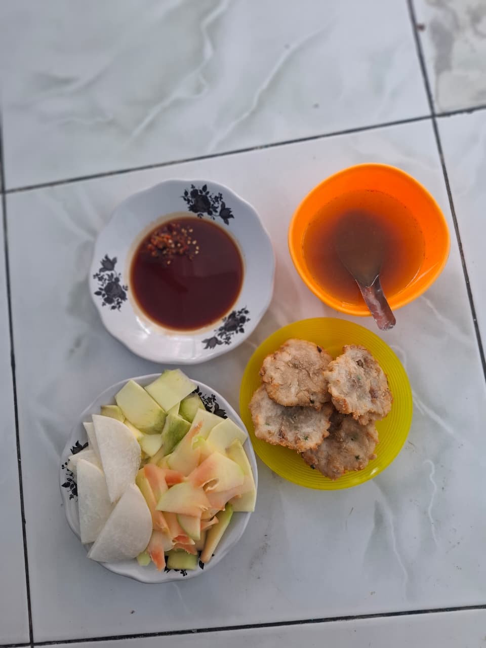 Rujak buah dengan petis dan kuah ikan pindang.  BAGUS S. DHARMAWAN