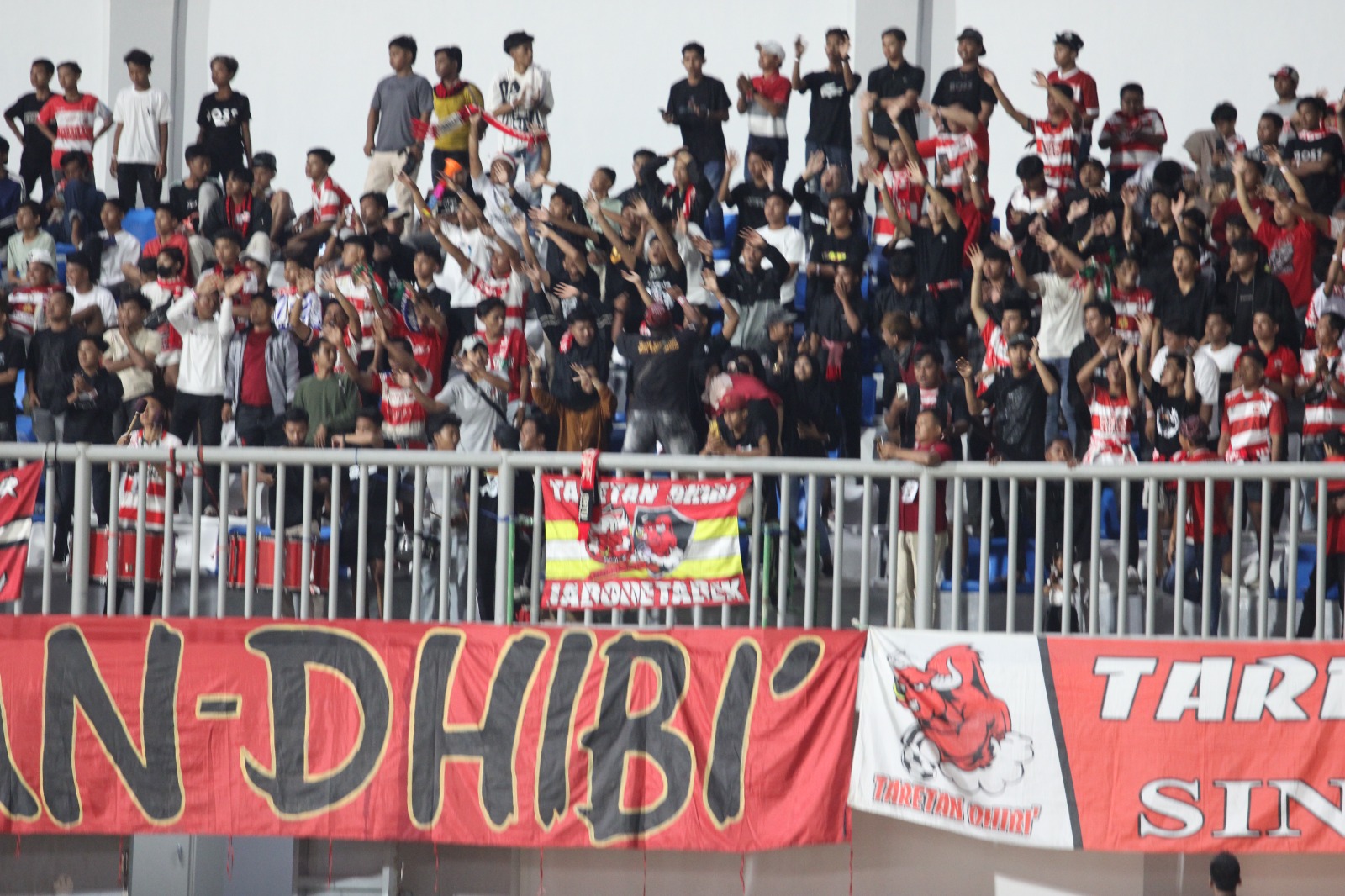 RAMAI: Suporter Madura United saat mendukung tim kebanggaannya di Stadion Gelora Madura Ratu Pamelingan (SGMRP) Pamekasan, beberapa waktu lalu.