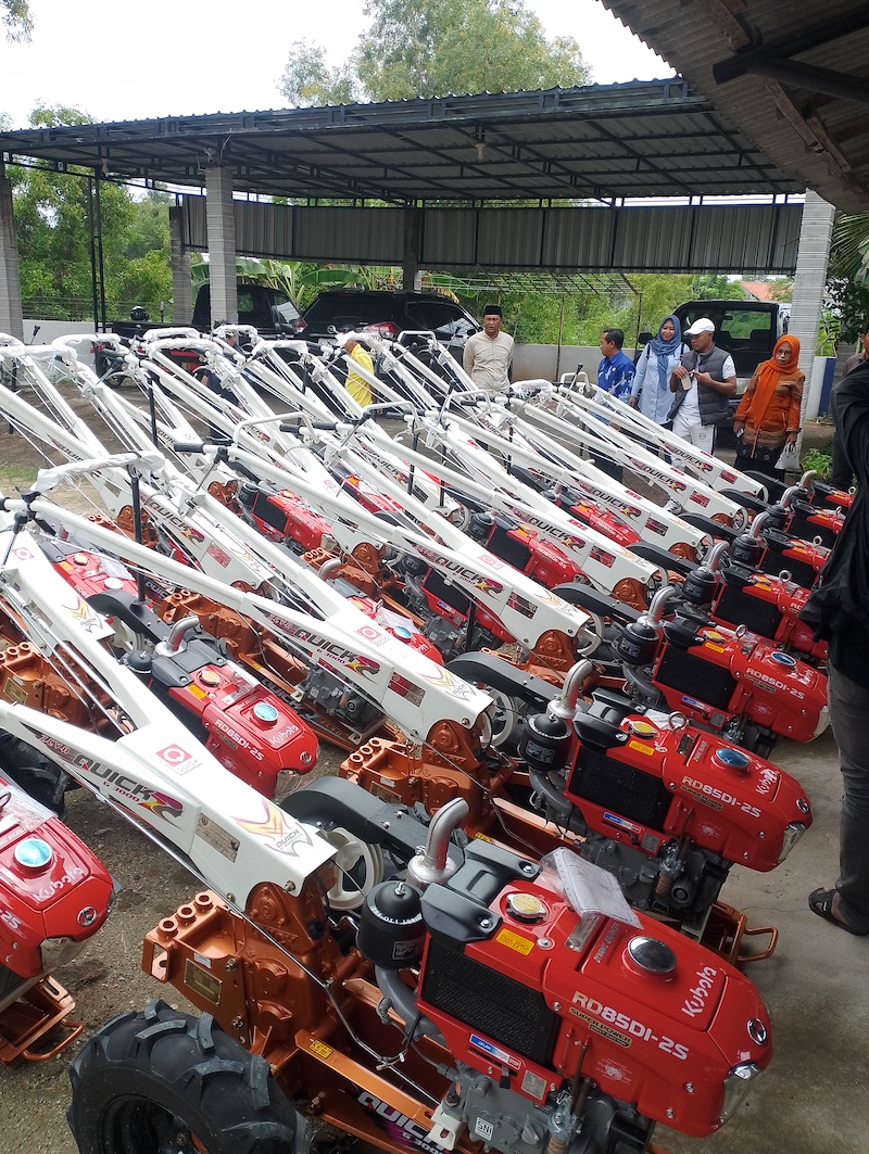 BERJEJER RAPI: Anggota Komisi II DPRD Sampang mengcek alsintan yang belum disalurkan di kantor Disperta KP Sampang, Jumat (2/1).&nbsp;