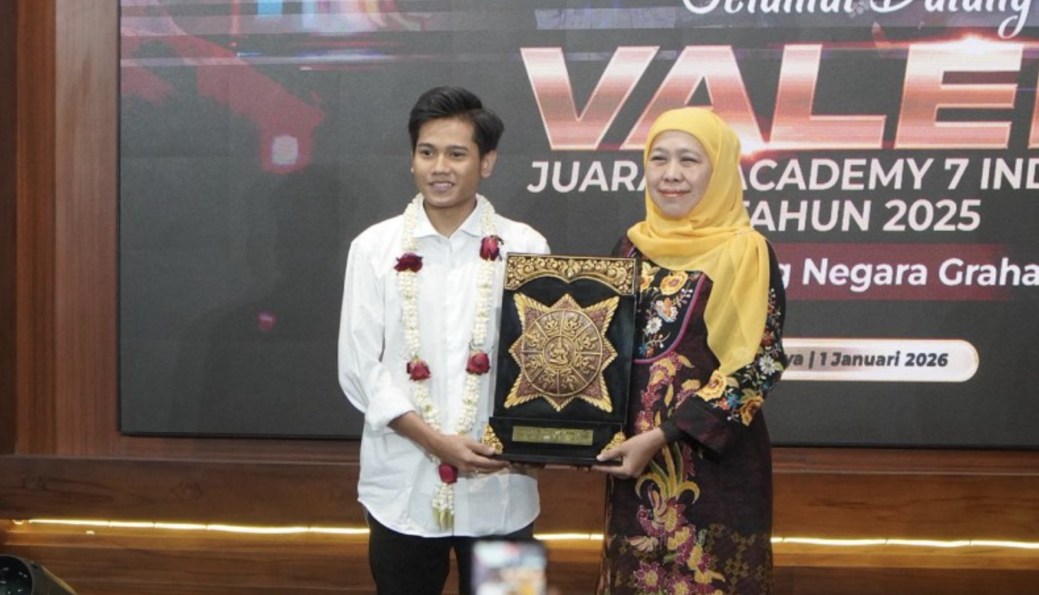 Gubernur Khofifah saat memberikan cinderamata kepada Valen, runner up Dangdut Academy Indosiar 2025