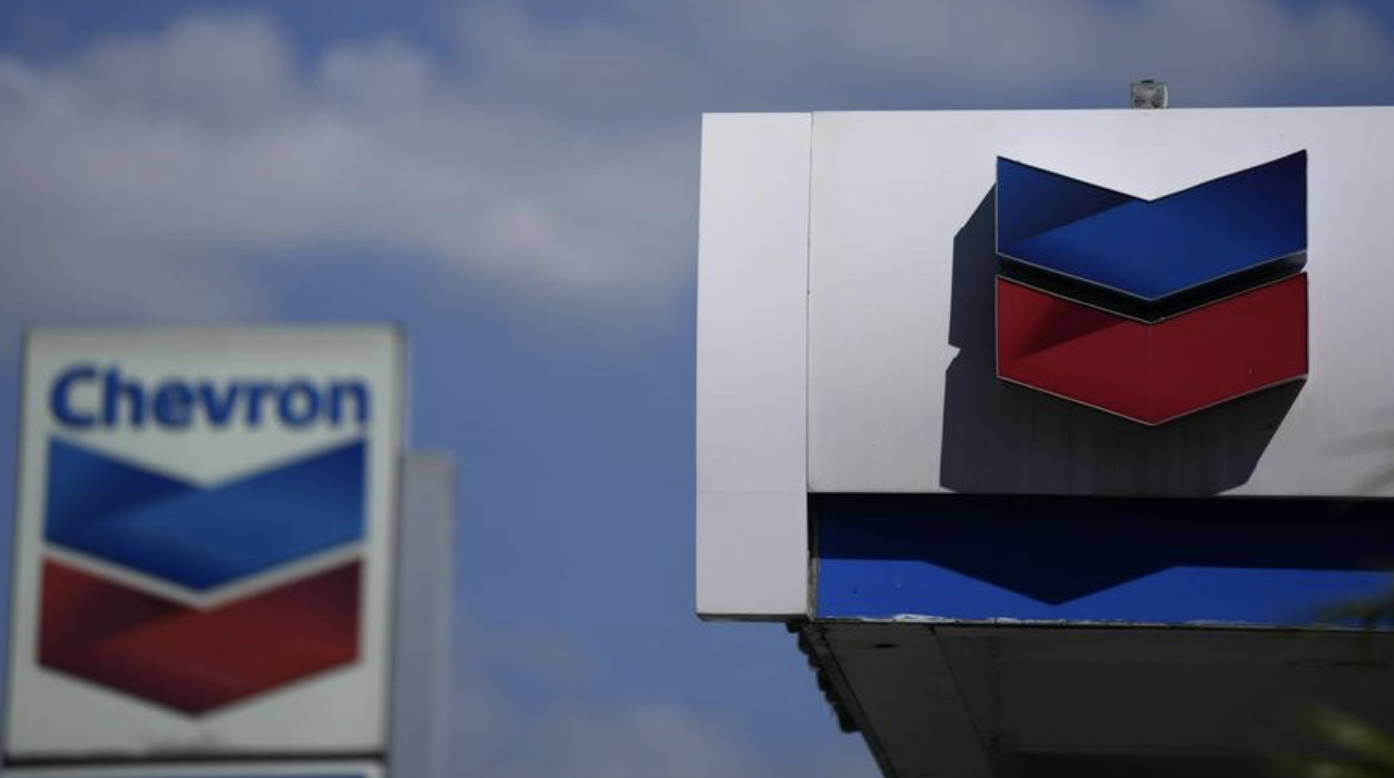 Foto: Papan tanda terlihat di pompa bensin Chevron, Senin, 23 Oktober 2023. (AP/Rebecca Blackwell/File Foto)