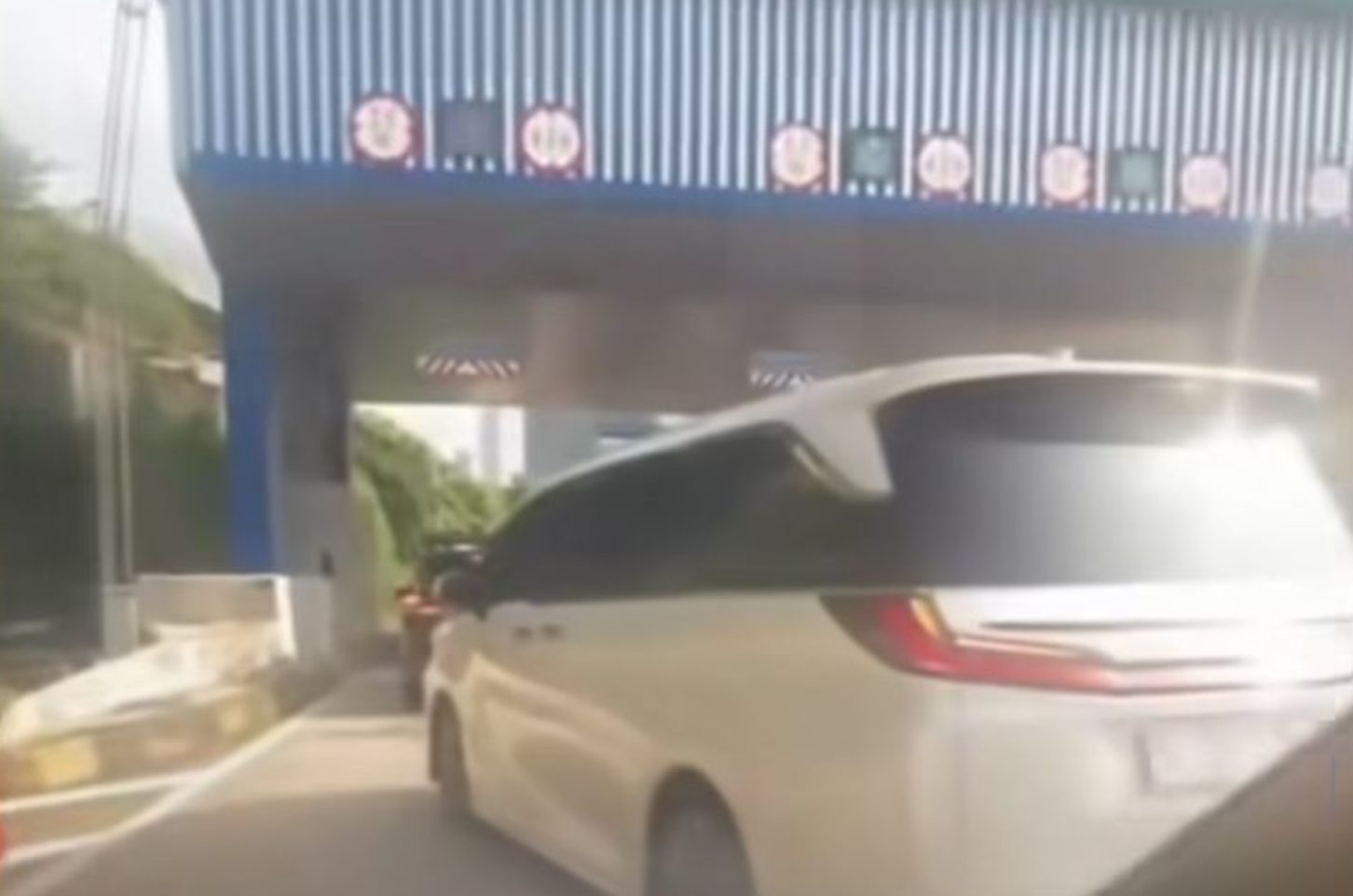 Tangkapan layar dari video mobil Lexus berplat RI 25 menyerobot antrean di gerbang Tol Cilandak. (@62dailydose di instagram)