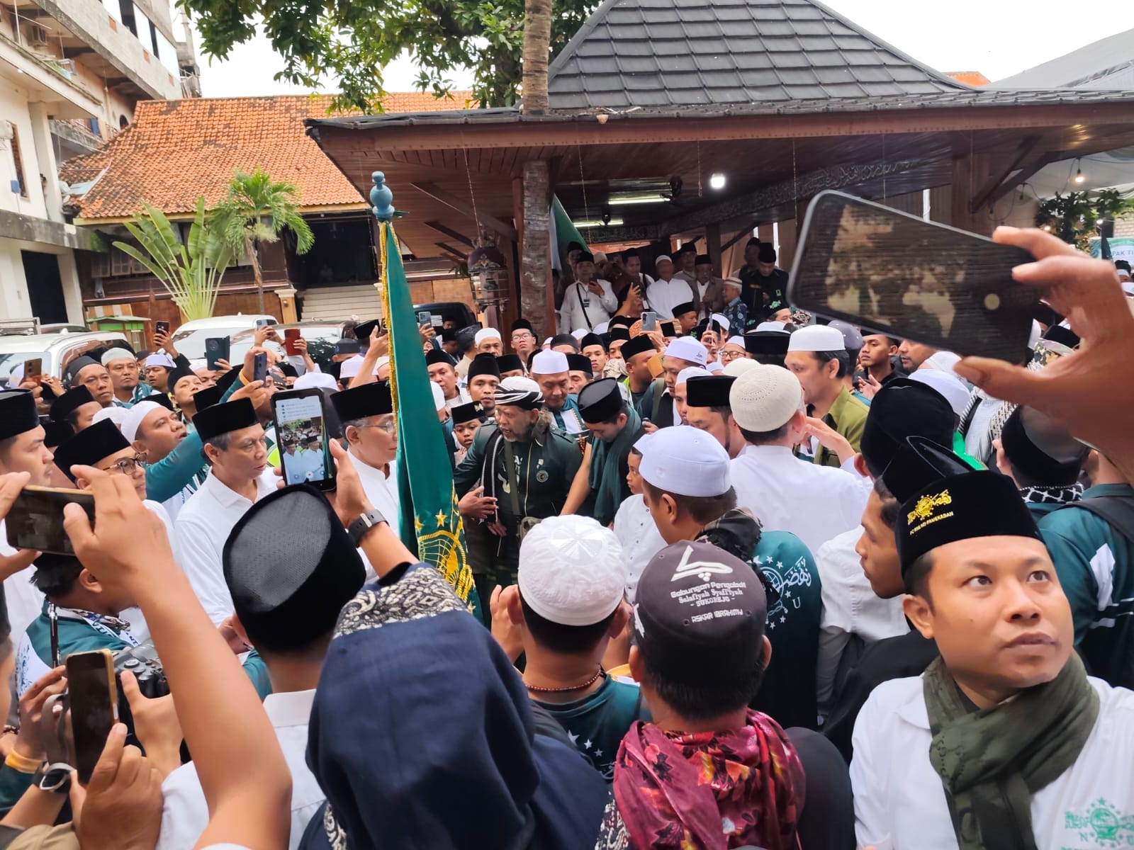 ANTUSIAS: Ratusan warga hadir dalam napak tilas isyaroh pendirian Nahdlatul Ulama (NU) di Pondok Pesantren (Ponpes) Syaichona Muhammad Cholil Bangkalan, Sabtu (3/1).&nbsp;