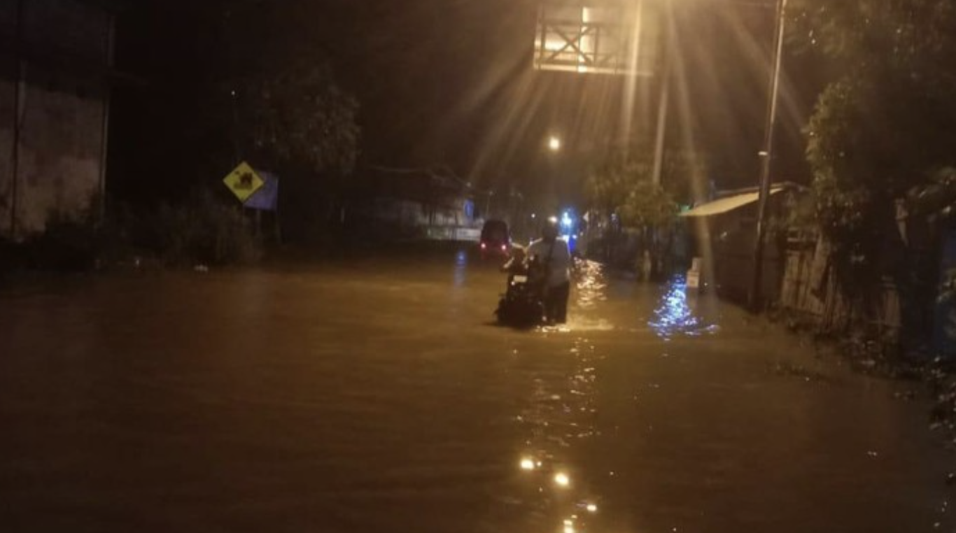 Banjir rendam Kota Sampang akibatkan lalu lintas lumpuh (Foto: Kamaluddin/detikJatim)