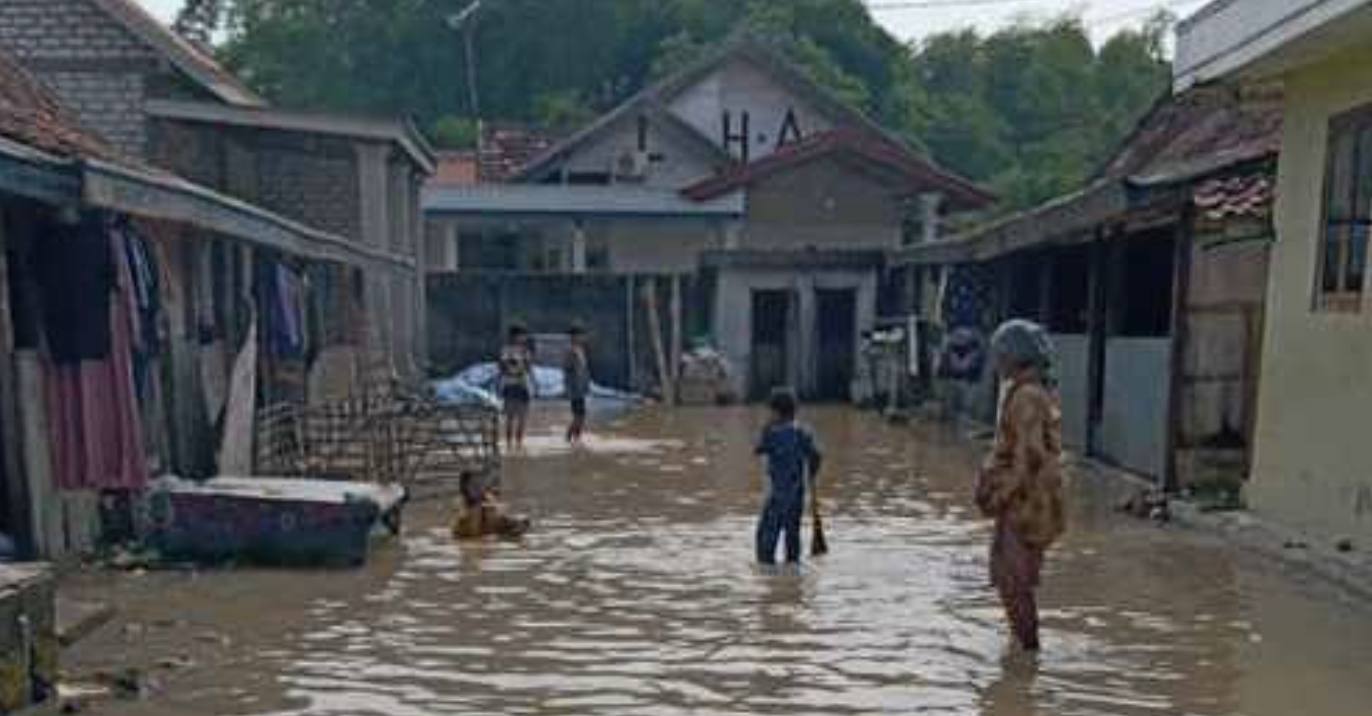 Kondisi banjir di pintu masuk Desa Banyumas, Kecamatan Sampang, Kabupaten Sampang, akibat luapan Sungai Kali Kamoning.