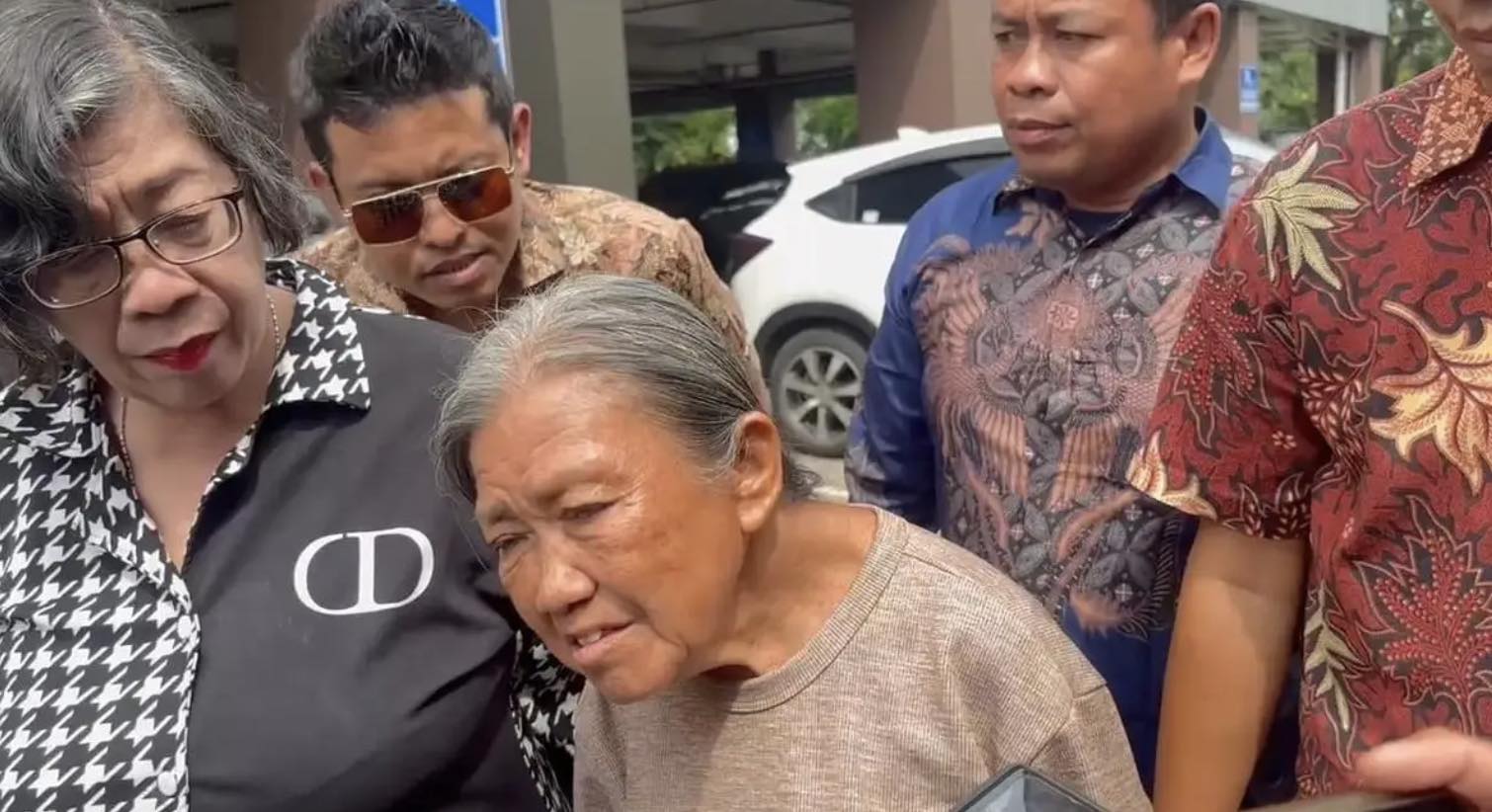 Nenek Elina saat di Polda Jatim. Dok. Istimewa.