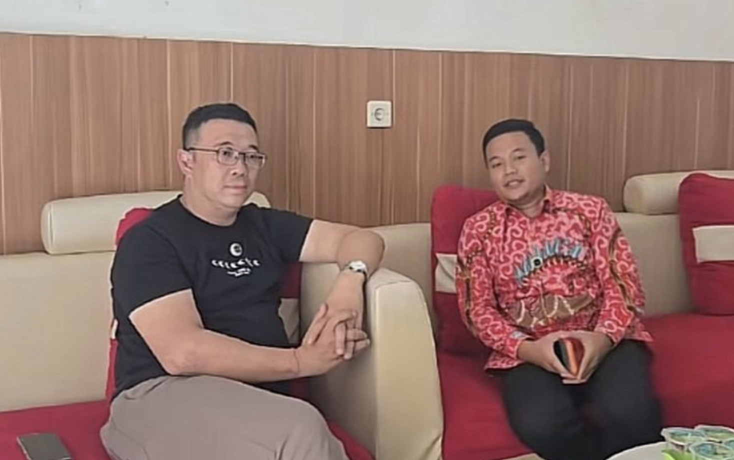 Ketua Umum DPP MADAS Sedarah, Moh Taufik (kiri) bersama pembeli rumah Elina, Samuel Adi Kristanto(DOKUMEN PRIBADI)