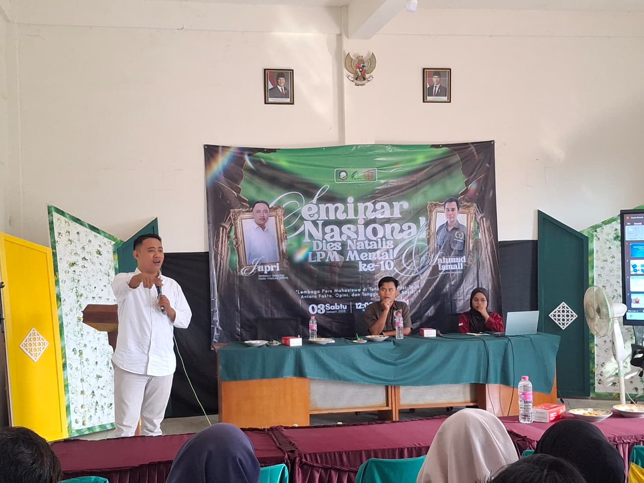 LUGAS: Redaktur JPRM Jupri memaparkan materi dalam kegiatan seminar nasional di Instiba, Sabtu (3/1).&nbsp;