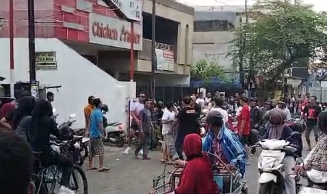 ADU JOTOS: Sekelompok orang bentrok di Alun-Alun Bangkalan kemarin.&nbsp;