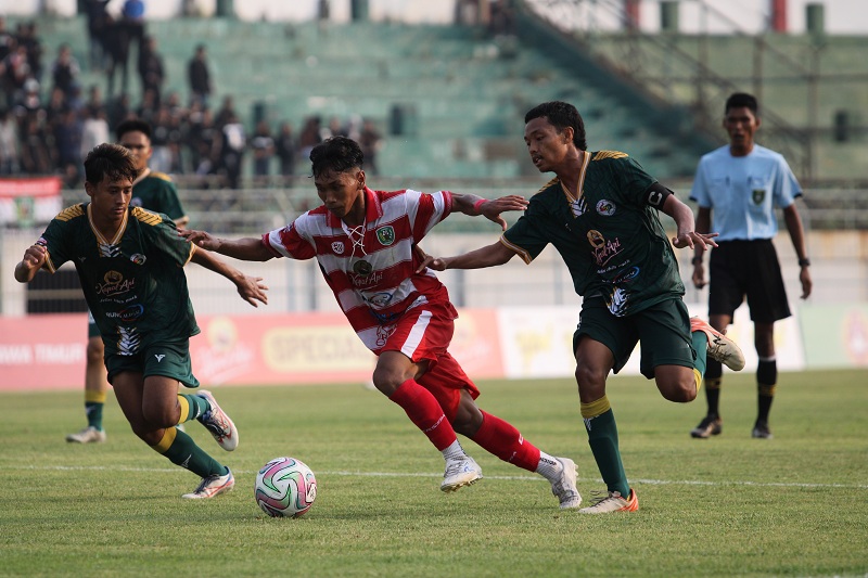 TAMPIL MENEKAN: Pemain Perseba Bangkalan membangun serangan saat bertanding melawan Bajol Ijo FC di SGB, Minggu (7/12/2025).&nbsp;