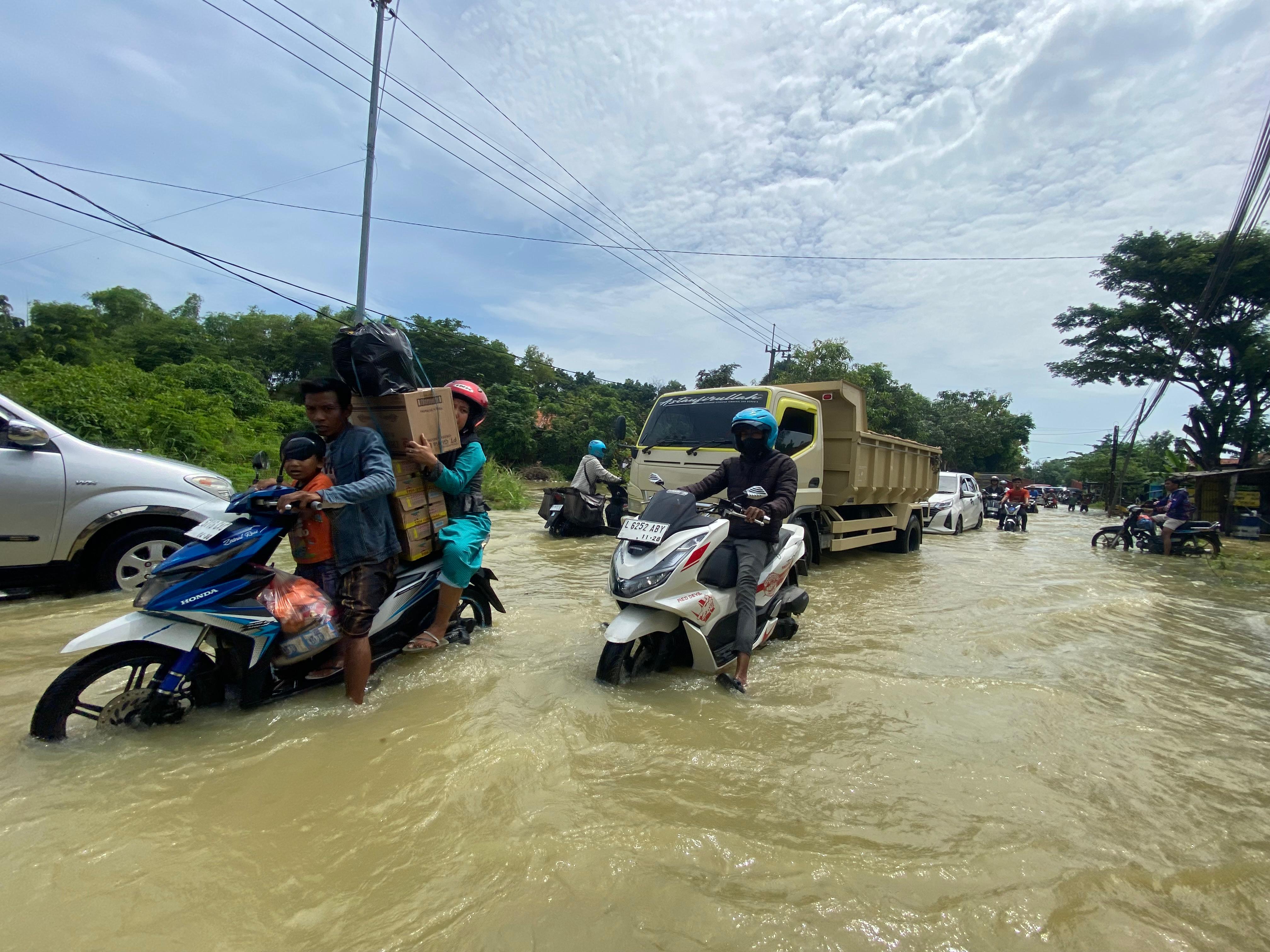 MENGGENANG: warga tanpak hati-hati melintas di jalan raya Panggung, Kecamatan Sampang kemarin.&nbsp;AYU LATIFAH/JPRM