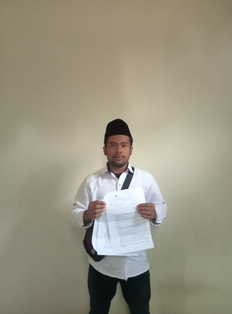 MEMINTA KEADILAN: Pelapor penganiayaan, Suherman, menunjukkan berkas laporannya Selasa (26/8/25).&nbsp;