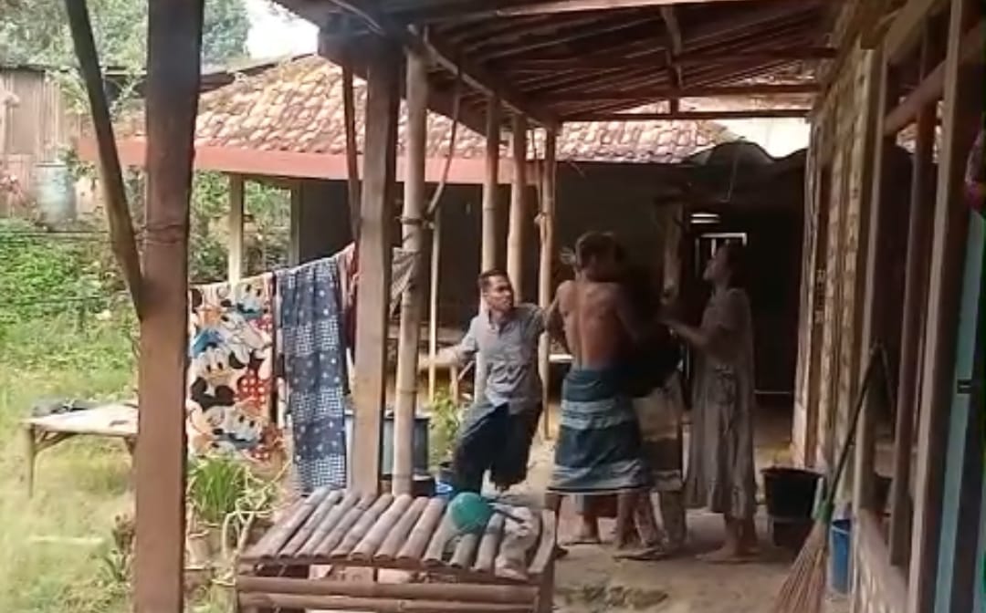 TERLIBAT PENGANIAYAAN: Sekelompok orang terlibat penganiayaan di Desa Cangkarman, Kecamatan Konang, Bangkalan, Selasa (23/12/25).