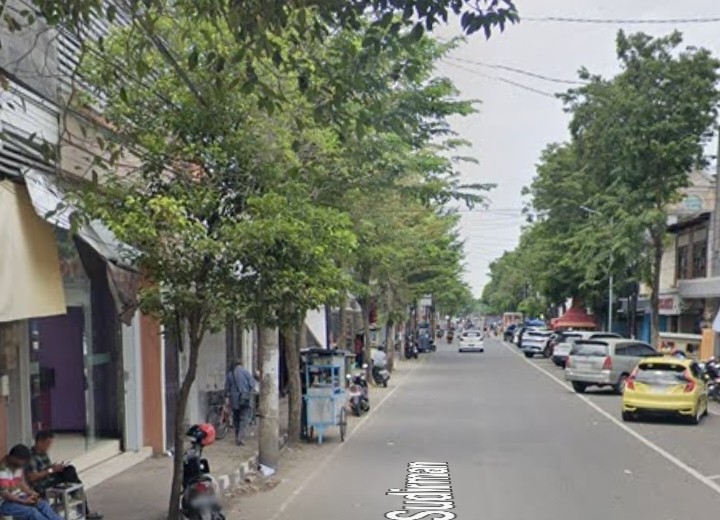 Jalan Panglima Sudirman atau Pecinan menjadi salah satu area Parkir berlangganan.