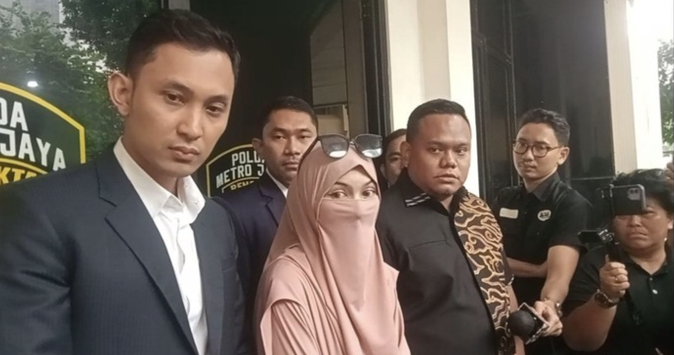 Wardatina Mawa, istri Insanul Fahmi, di Polda Metro Jaya, Kamis (4/12/2025). Foto: Muhammad Ahsan Nurrijal/detikcom