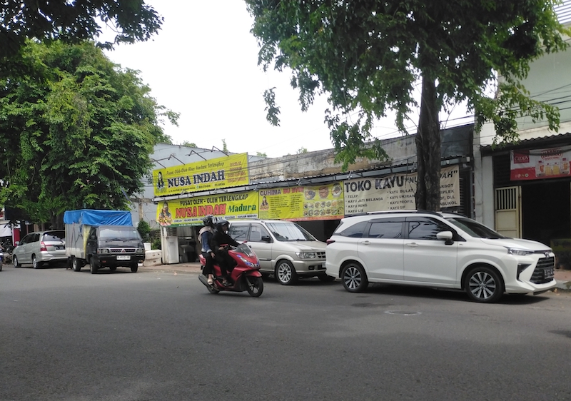 LENGANG: Kendaraan diparkir di Jalan KH Mohammad Kholil, Bangkalan, Senin (5/1).&nbsp;