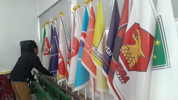 PARPOL: Petugas KPU Pamekasan sedang merapikan bendera partai politik peserta Pemilu 2024, Selasa (6/1).&nbsp;