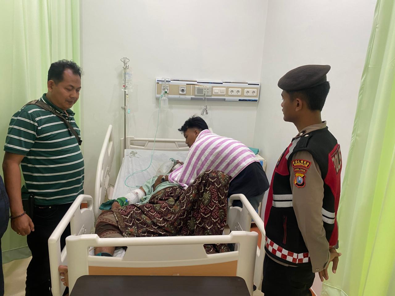 TERGELETAK: Sakroni, pelaku pembegalan di Desa Kebun, Kecamatan Kamal, saat dirawat di RSUD Syamrabu Bangkalan, Sabtu (3/1).&nbsp;