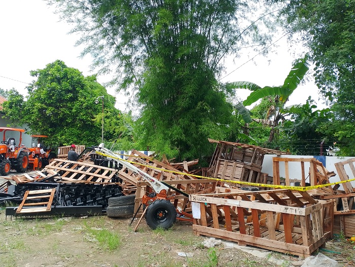 DIPASANGI GARIS POLISI: Warga berada di sekitar TKP pencurian mesin hand tractor di kantor Disperta KP Sampang, Selasa (5/1).&nbsp;