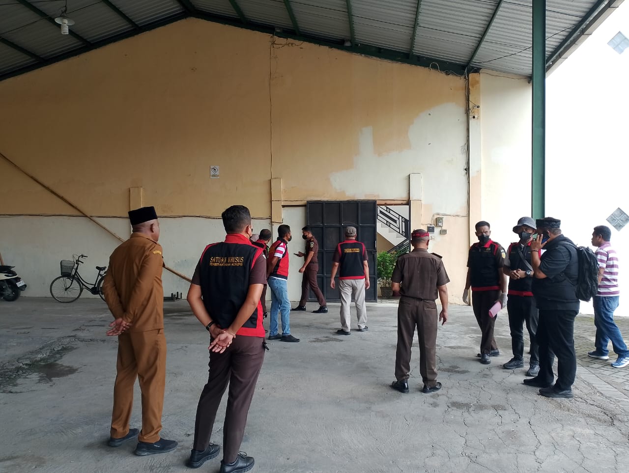 DALAMI PENYIDIKAN: Penyidik Kejari Sampang melakukan pengeledahan di rumah Ketua Gapensi Jatim Mohammad Syarifudin, Senin (22/12/2025).&nbsp;
