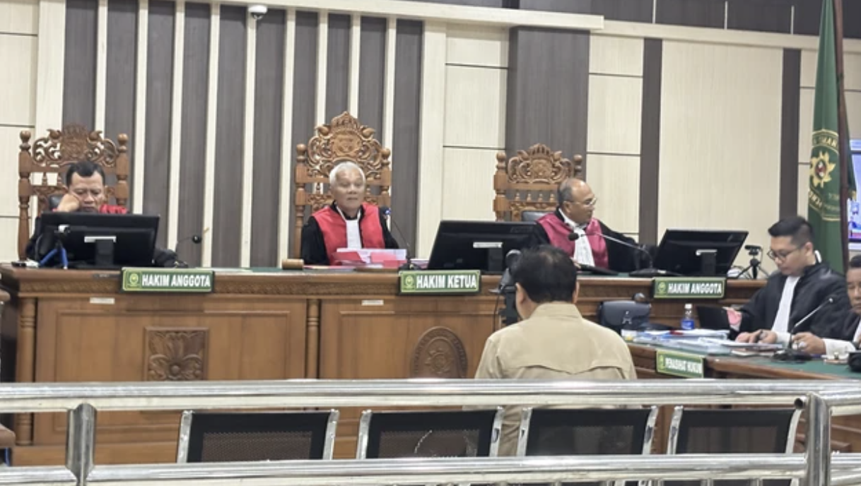 Dua bos PT Sritex Iwan Setiawan Lukminto (kemeja coklat) dan Iwan Kurniawan Lukminto (kemeja putih)  dalam sidang eksepsi di Pengadilan Tipikor Semarang, Senin (5/1/2026). Foto: Intan Alliva/kumparan