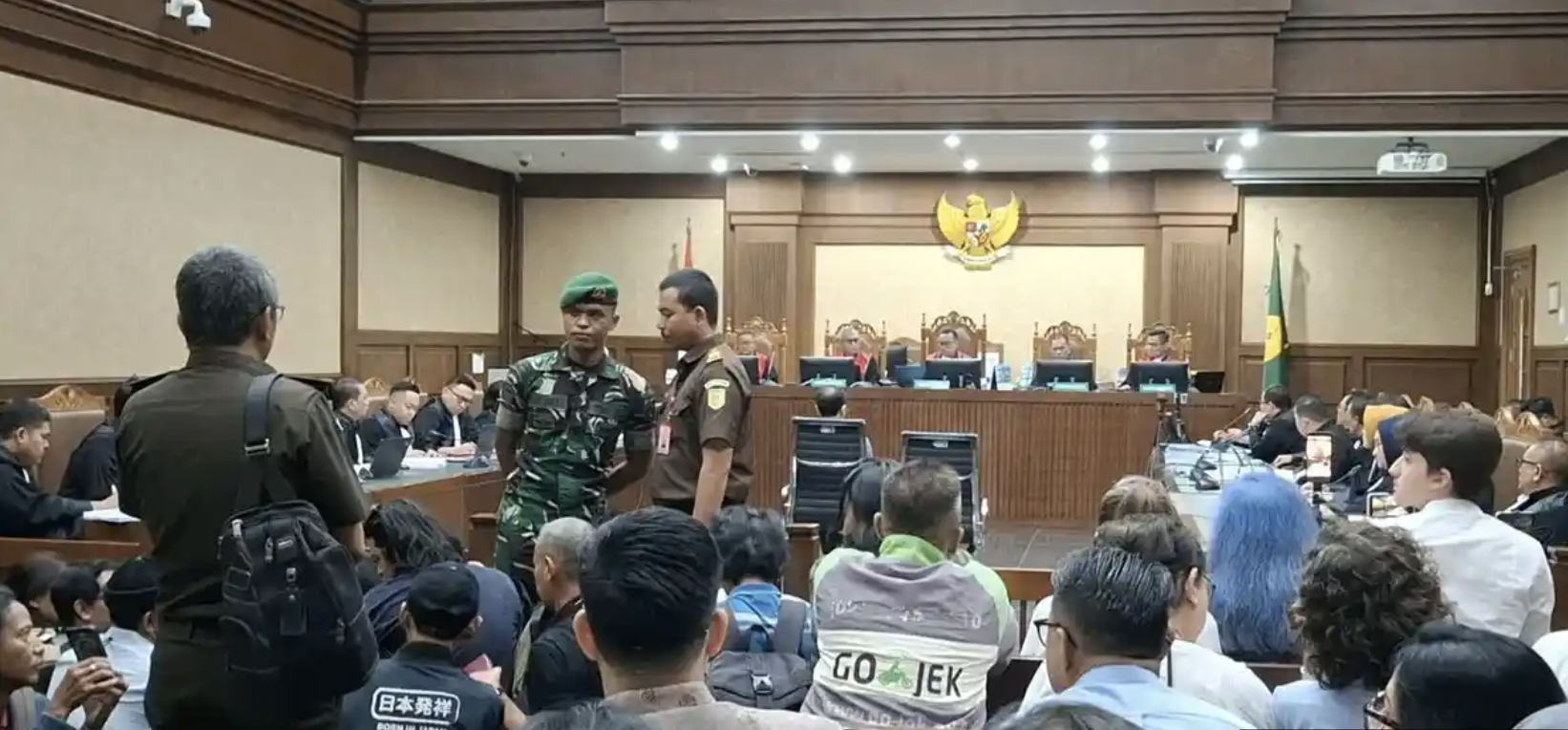 Sejumlah pihak menyoroti keberadaan anggota  Tentara Nasional Indonesia (TNI) di sidang dugaan korupsi pengadaan Chromebook.