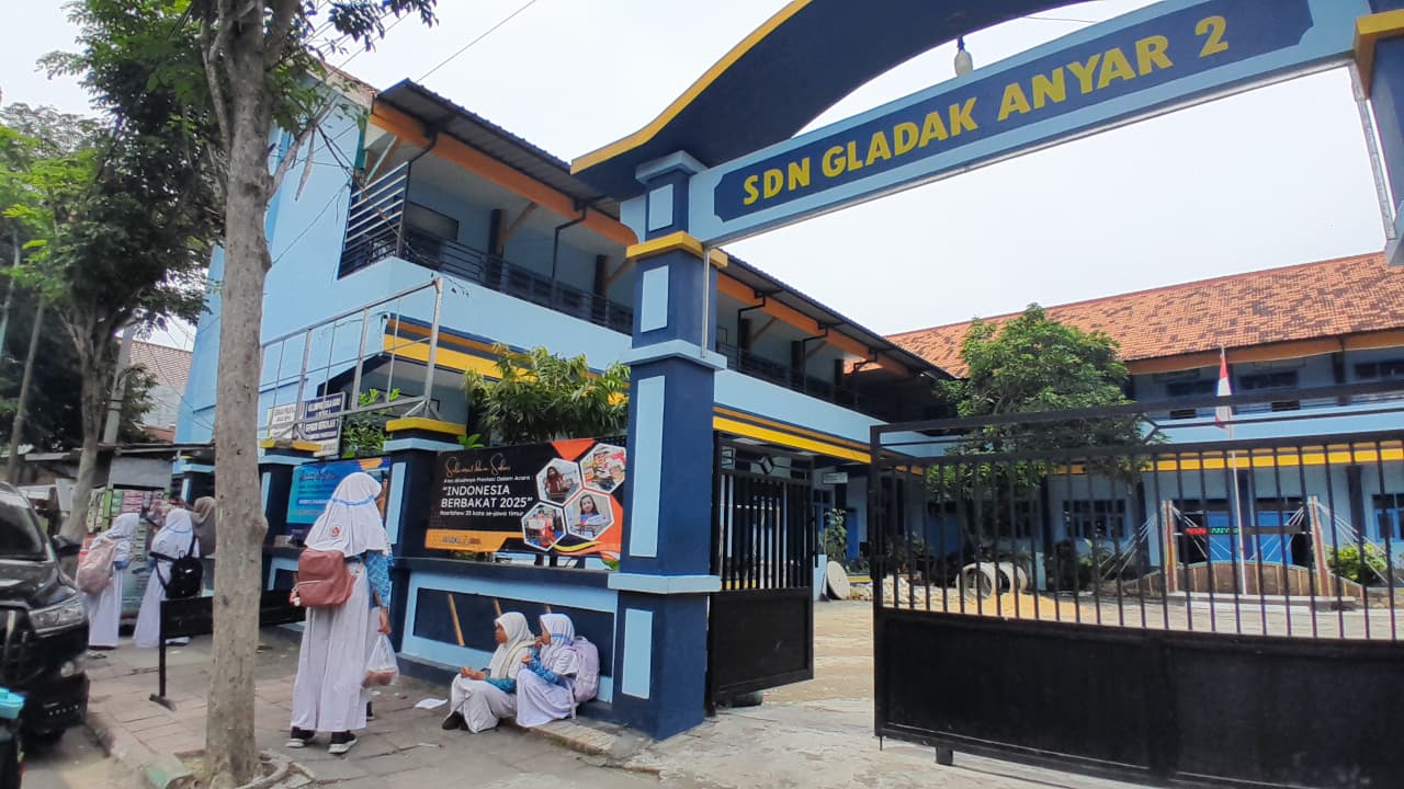 RUANG BELAJAR: Sejumlah murid sedang beraktivitas di sekitar SDN Gladak Anyar 2, Pamekasan, Rabu (7/1).&nbsp;