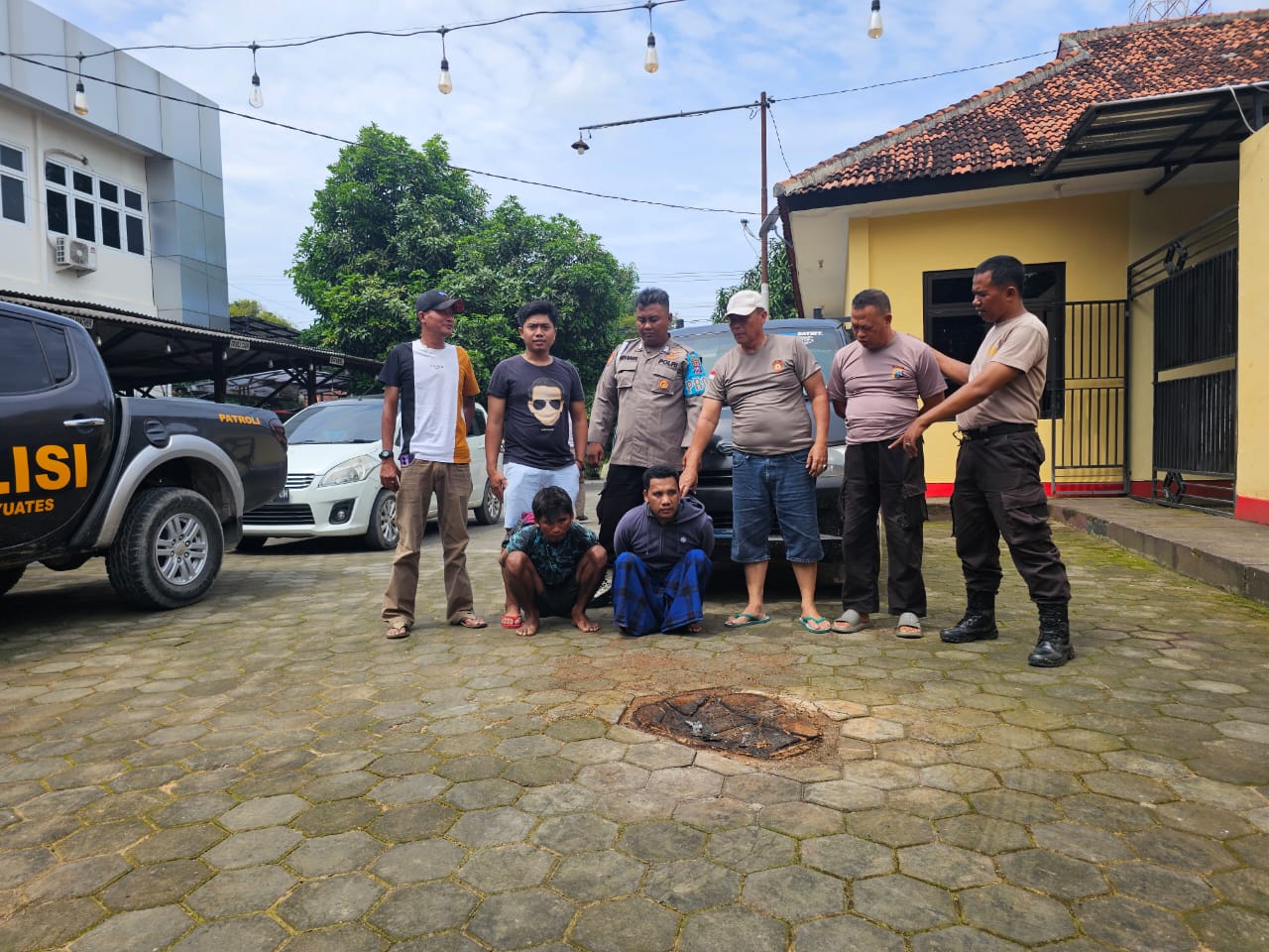 TAK BERKUTIK: Anggota Polsek Banyuates, Sampang, berpose bersama dua terduga pelaku yang berhasil diamankan, Selasa (6/1).&nbsp;