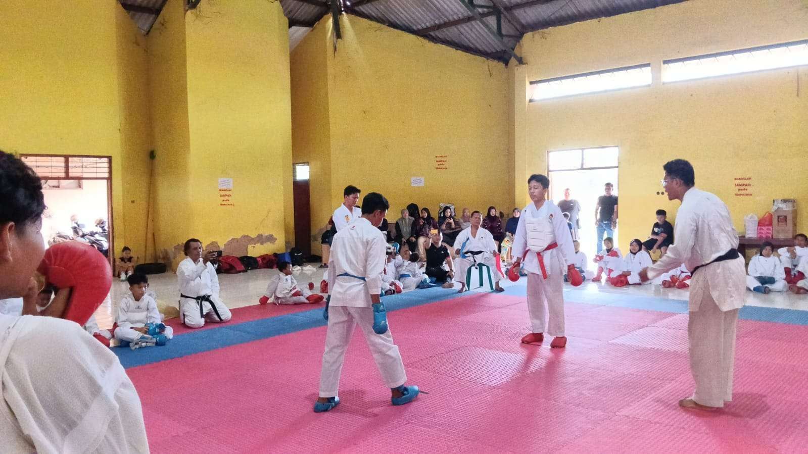 FOKUS: Atlet Inkai Sumenep melakukan latihan di lapangan yang berlokasi di Desa Pabian, Kecamatan Kota, Minggu (4/1).&nbsp;