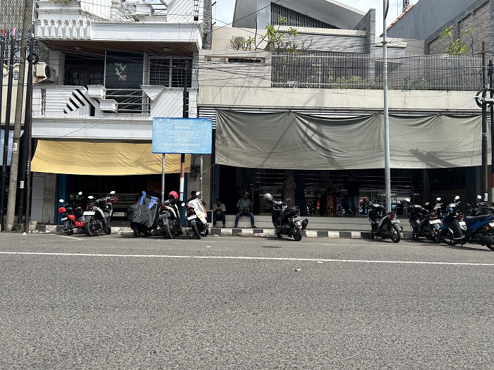 JALAN PROTOKOL: Kendaraan tampak terparkir di sepanjang Jalan Panglima Sudirman, Bangkalan, Selasa (6/1).&nbsp; &nbsp;
