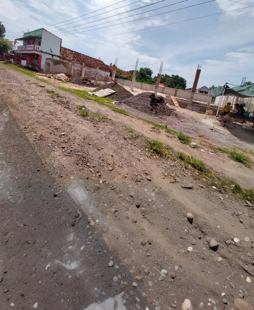 TANPA AKTIVITAS: Pembangunan gedung KDKMP di Desa Keleyan, Kecamatan Socah, Selasa (6/1).&nbsp;