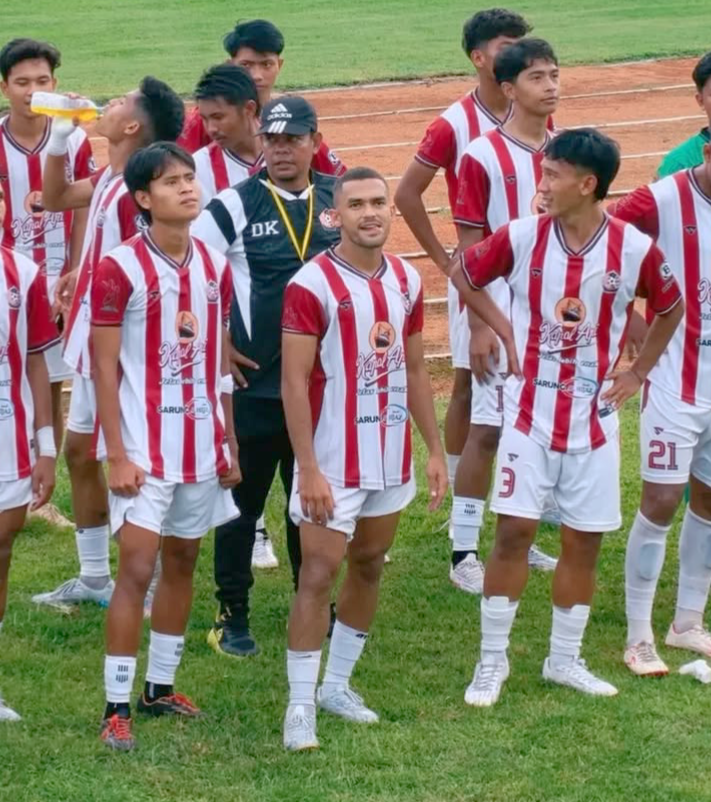 MAKSIMAL: Pemain dan tim berkumpul usai laga melawan Persekam Kabupaten Malang di SGMRP Pamekasan, Selasa (6/1).&nbsp;