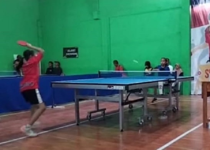 PENUH SEMANGAT: Atlet PTMSI Sampang saat latihan rutin di GOR Indoor Sampang, Minggu (7/12/2025).&nbsp;