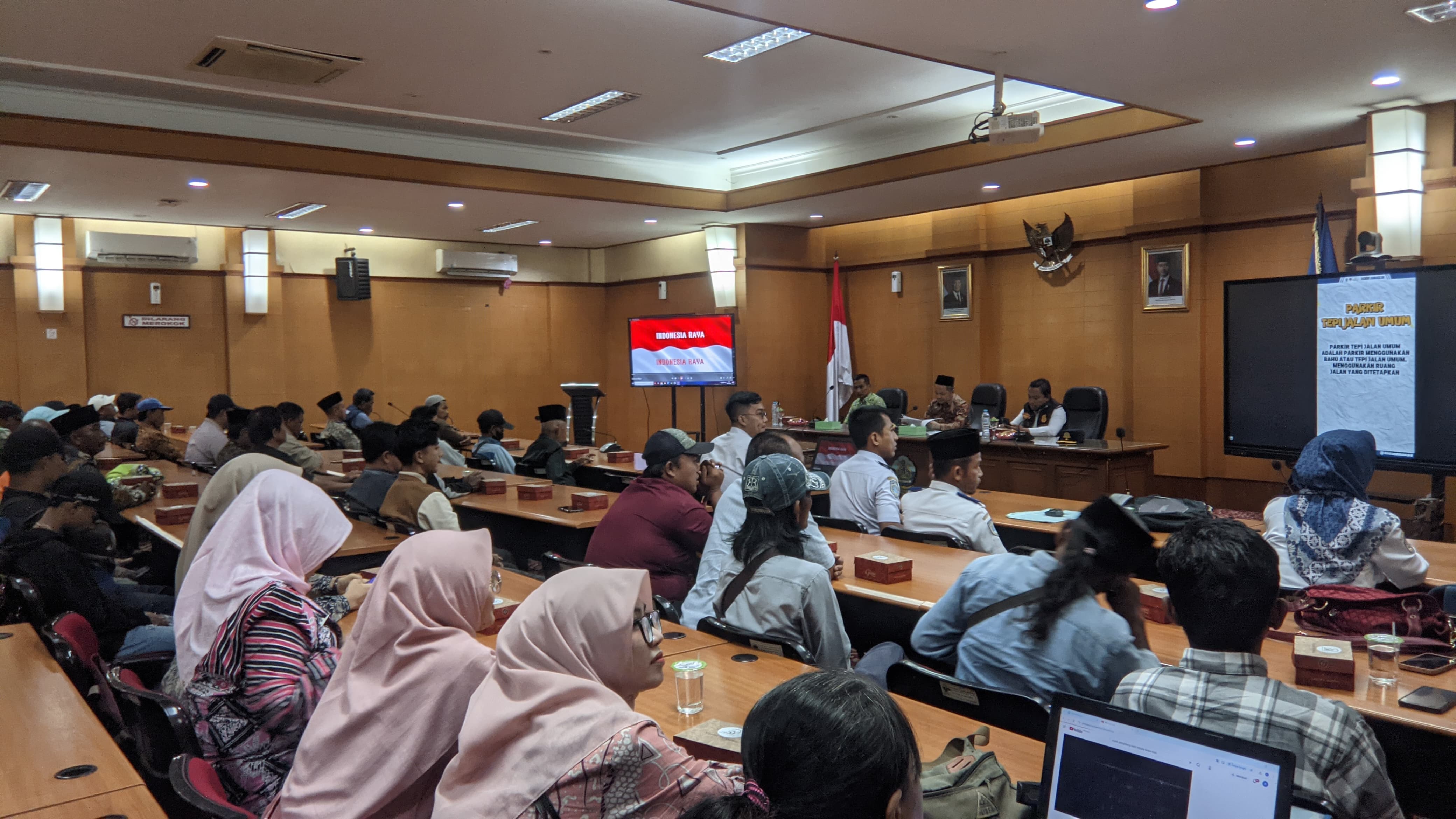 Para Jukir saat dikumpulkan di aula Diponegoro untuk penandatanganan kontrak kerjasama dengan Pemkab Bangkalan, Jum