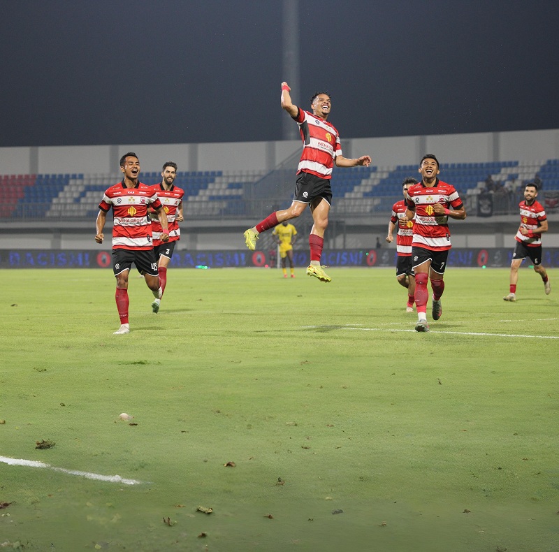 GEMBIRA: Pemain Madura United melakukan selebrasi setelah mencetak gol saat melawan Semen Padang di Stadion Gelora Madura Ratu Pamelingan (SGMRP) Pamekasan, Minggu (4/1).