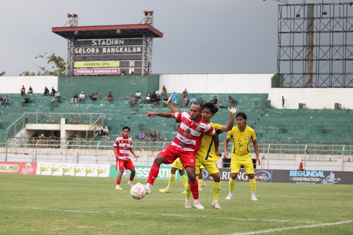 UJUNG TOMBAK: Pemain Perseba Bangkalan dijaga ketat dua pemain Perseta Tulungagung saat bertanding di SGB, Rabu (7/1).&nbsp;