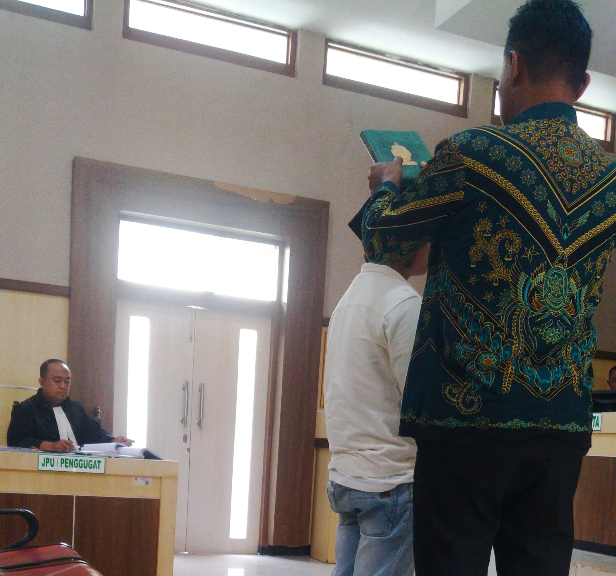 FAKTA PERSIDANGAN: Saksi Rendi Andika memberikan keterangan di Pengadilan Negeri Pamekasan, Kamis (8/1).&nbsp;