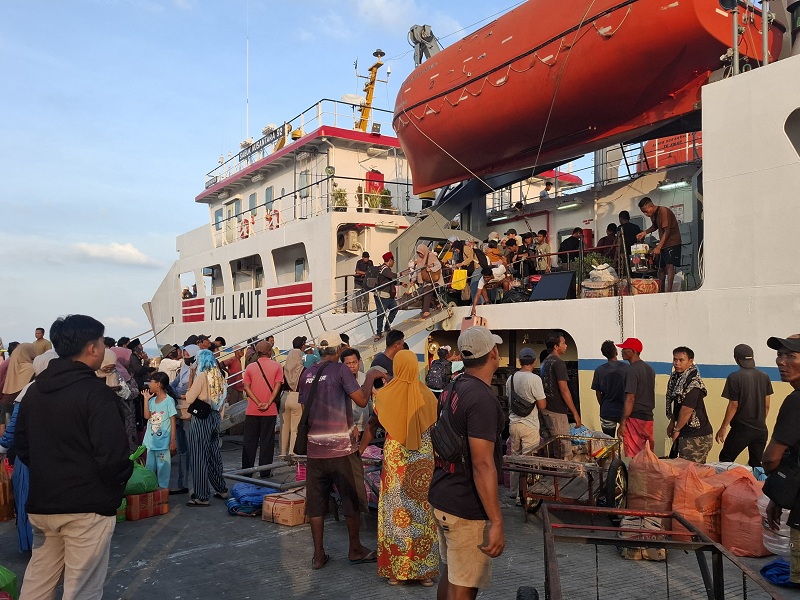 ANTRE: Ratusan warga kepulauan antre saat hendak menaiki kapal di Pelabuhan Kalianget, Sumenep, Selasa (6/1).&nbsp;