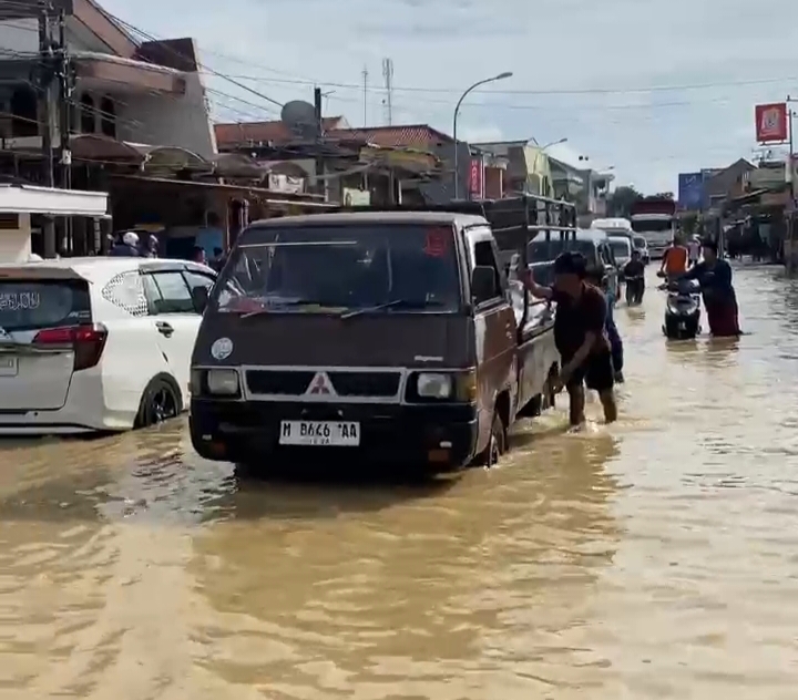 Bajir kembali rendam Akses jalan Nasional yang menghubungkan Bangkalan-Sampang. Akibatnya terjadi kemacetan dan lumpuh total.