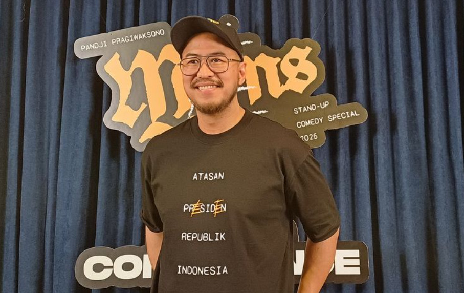 Komika Pandji Pragiwaksono saat konferensi pers pertunjukan komedi Mens Rea di Markas Comika di Petogogan, Jakarta Selatan, Rabu (16/4/2025).(KOMPAS.com/MELVINA TIONARDUS)