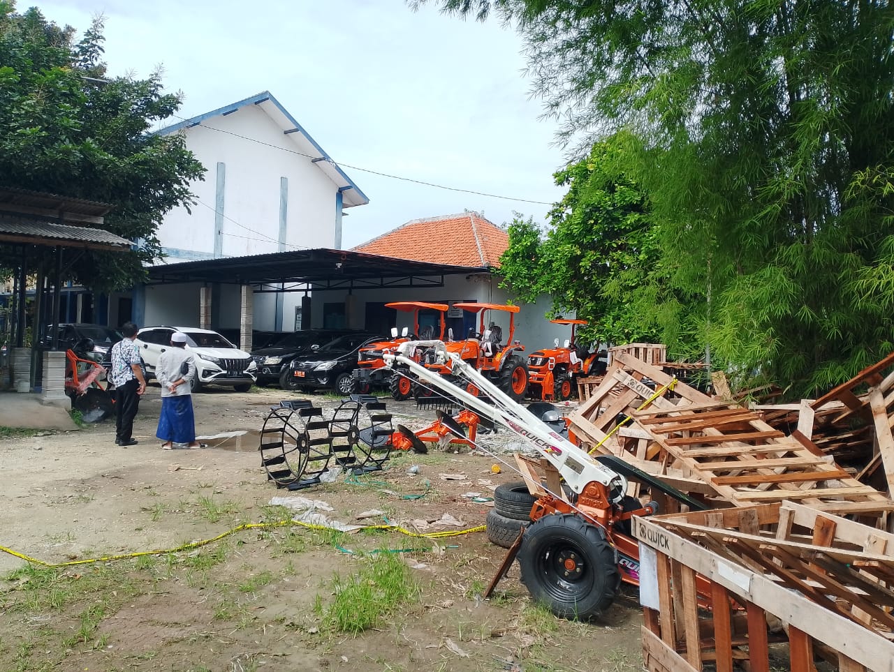 RAIB: Warga berada di dekat mesin hand tractor yang tersisa kerangka yang dicuri maling di halaman belakang kantor Disperta KP Sampang, Jumat (9/1).